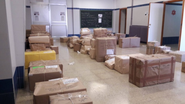 Paquetes almacenados en un aula