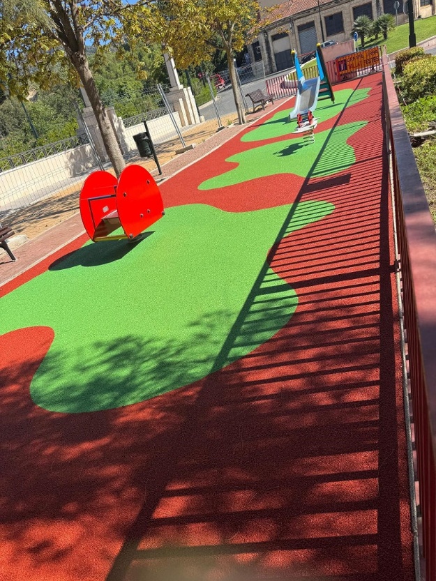 Parque infantil Ovidi Monllor con el pavimento ya reparado
