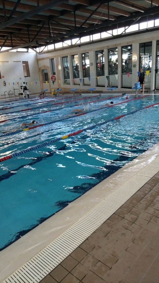 Alumnes nadant en la Piscina Eduardo Latorre