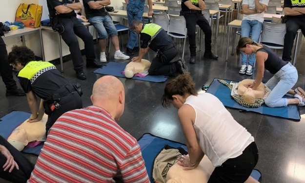 Policía Local poniendo en práctica el curso de primeros auxilios