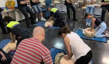 Policia Local posant en pràctica el curs de primers auxilis