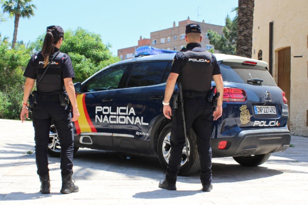 Agentes y coche del Cuerpo Nacional de Policía
