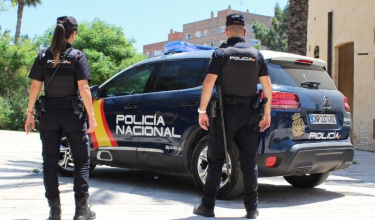 Agentes y coche del Cuerpo Nacional de Policía