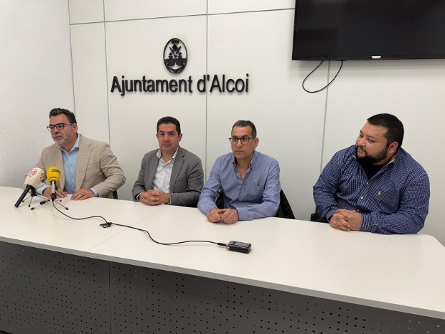 De izquierda a derecha, Victor Adsuar (Minte); Toni Francés, alcalde de Alcoy; Manuel Llorca (ASJ); y Oliver Monte (Minte) en la presentación del xatbot fester