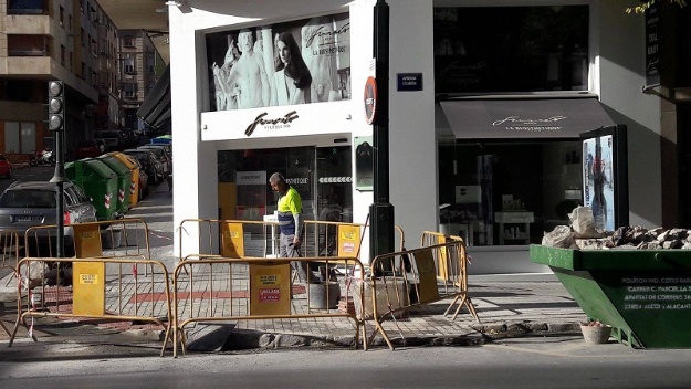 Raparación acera avd la alameda Camilo Sesto