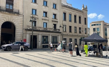 Rodatge d'un anunci d'un cotxe a la plaça d'Espanya