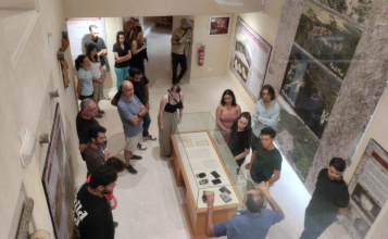Els investigadors del Salt durant la visita al Museu Arqueològic d'Alcoi