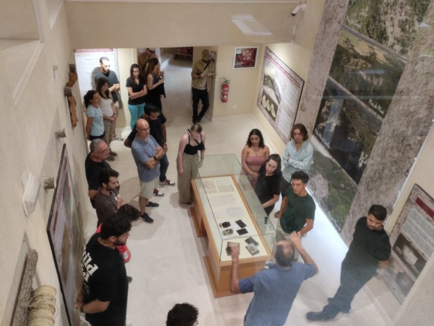Los investigadores del Salt durante la visita al Museu Arqueològic d'Alcoi