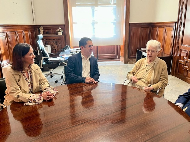 L'alcalde d'Alcoi i la regidora de Polítiques Inclusives a l'Ajuntament amb Sor Elisa Verdú