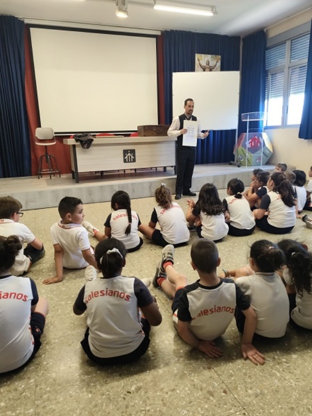 El actor Carlos Sellés interpreta a Timoteu Briet y explica su obra a unos escolares