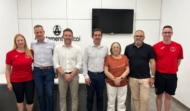 Toni Francés, Alberto Belda, Jesús Carballo i membres dels clubs de gimnàstica esportiva en roda de premsa