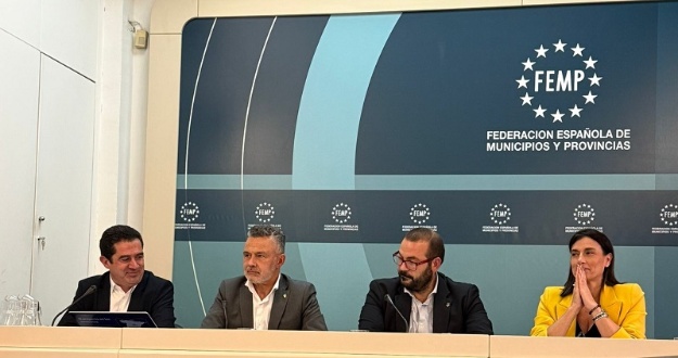Toni Francés durant la seua intervenció en una de les taules redones