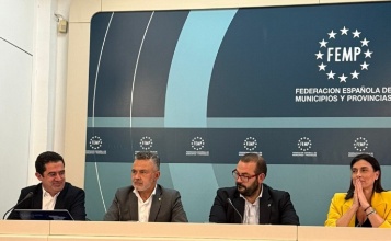 Toni Francés durant la seua intervenció en una de les taules redones