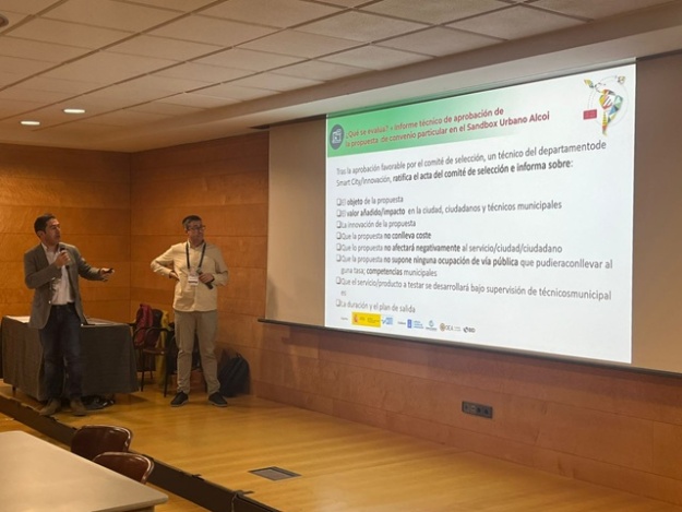 Toni Francés y Pedro Ramiro durante su exposición