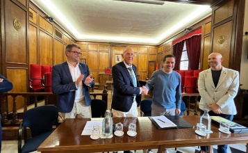 L'alcalde Toni Francés i Rafael Valls en el Saló de Plens
