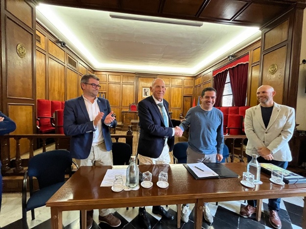 L'alcalde Toni Francés i Rafael Valls en el Saló de Plens