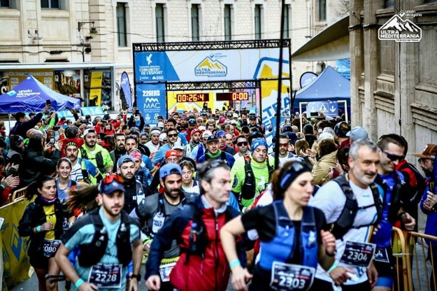Corredores durante la salida de la Ultratail 2024