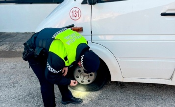 Un policia local revisa una furgoneta