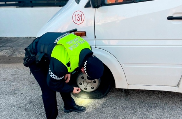 Un policia local revisa una furgoneta