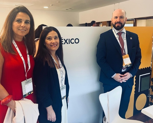 Lorena Zamorano i la tècnic de Turisme amb el representant de Mèxic Turespaña