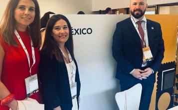 Lorena Zamorano i la tècnic de Turisme amb el representant de Mèxic Turespaña