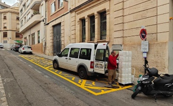 Zona de càrrega i descàrrega davant del Parc de Rodes
