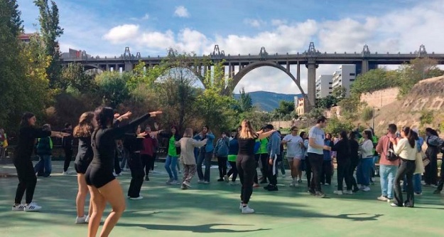 Jornada deportiva en 2024 en el cauce del río. Al fondo el Pont de Sant Jordi
