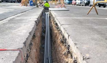 Operaris treballant en el soterrament del cablejat en Cotes Baixes