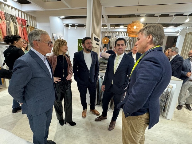 L'alcalde i el vicealcalde amb la regidora d'indústria en Heimtextil