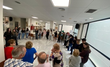 Alumnat del CIP FP Batoi en les jornades inclusives amb gent gran