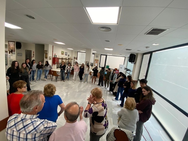 Alumnat del CIP FP Batoi en les jornades inclusives amb gent gran