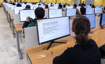 Alumnes en una aula realitzant l'examen teòric de conduir
