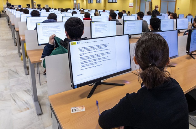 Alumnes en una aula realitzant l'examen teòric de conduir