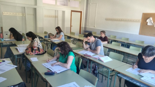 Alumnes dels cursos de valencià treballant en una aula