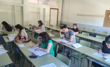 Alumnes dels cursos de valencià treballant en una aula
