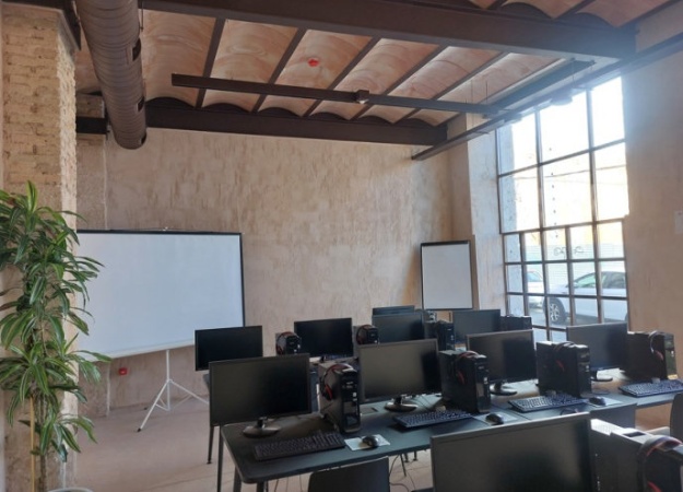 Aula del Centre de Capacitació Digital amb els ordinadors ja preparats per als cursos