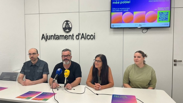 El regidor Raül Llopis, la tècnic del departament i els creadors de la campanya en roda de premsa
