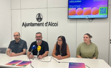 El regidor Raül Llopis, la tècnic del departament i els creadors de la campanya en roda de premsa