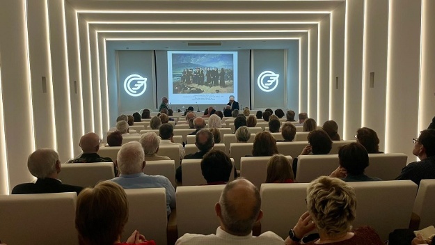 Javier Barón durant la conferència en la sala d'actes de la Fundació Mútua de Llevant ple per complet