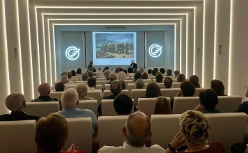 Javier Barón durant la conferència en la sala d'actes de la Fundació Mútua de Llevant ple per complet