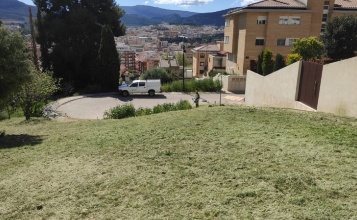 Solar desbrossat en la zona alta de l'Eixample