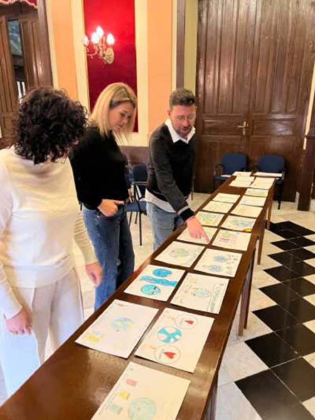 El vicealcalde en la selección de dibujos sobre consumos responsable