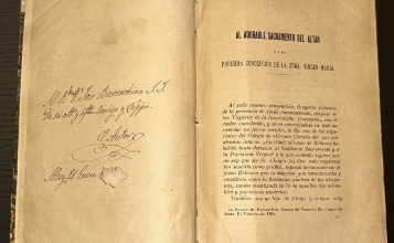 Pàgina interior del llibre amb la dedicatòria de l'autor al seu amic, el jesuïta José Barrachina