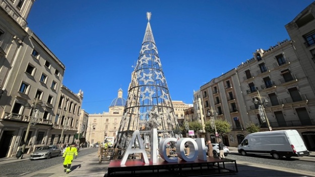 Operaris muncipals col·locant els elements nadalencs en la plaça d'Espanya