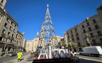 Operaris muncipals col·locant els elements nadalencs en la plaça d'Espanya