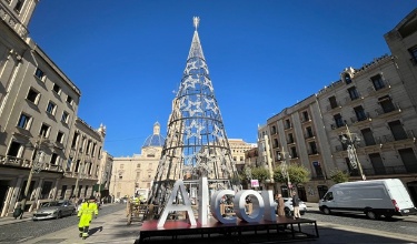 Operaris muncipals col·locant els elements nadalencs en la plaça d'Espanya