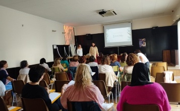 Assistents a l'Escola de Famílies en un taller impartit en una edició anterior
