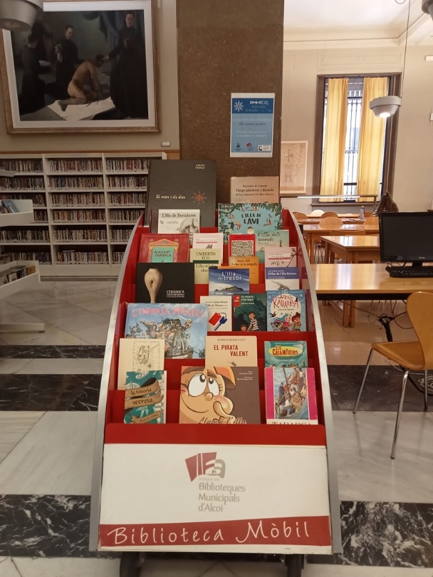 Expositor de la Biblioteca Municipal Ricardo Senabre amb els llibres de l'exposició