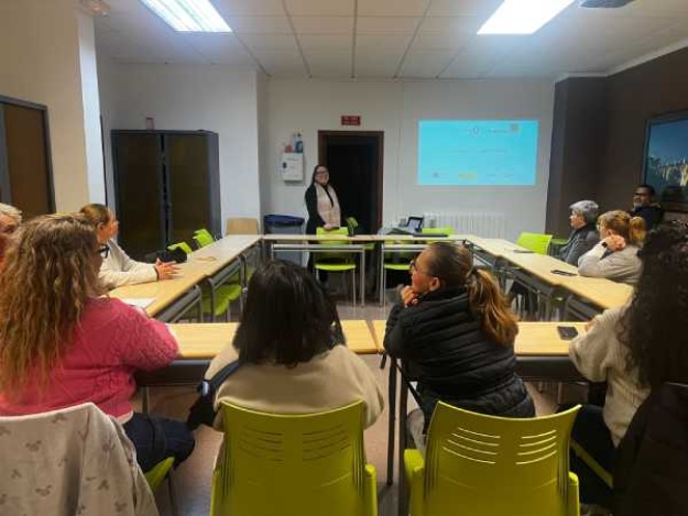 Dones a l'aula atenent les explicacions del formador