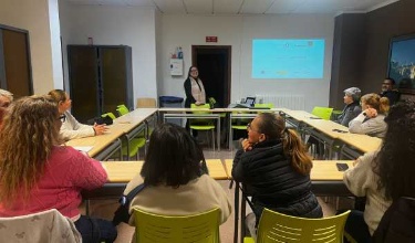 Dones a l'aula atenent les explicacions del formador